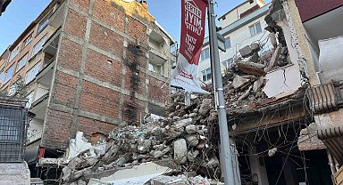 Güngören'de yıkım sırasında yandaki binanın 4. ve 5. kat duvarlarının olmadığı fark edildi