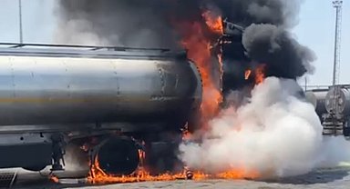 Habur'da akaryakıt yüklü tanker alev alev yandı