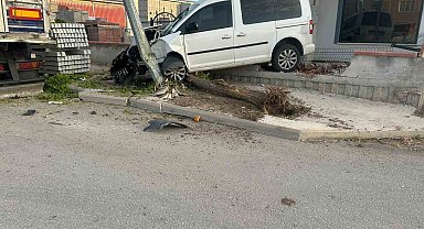 Hafif ticari araç önce ağaca, ardından direğe çarptı: 1 yaralı