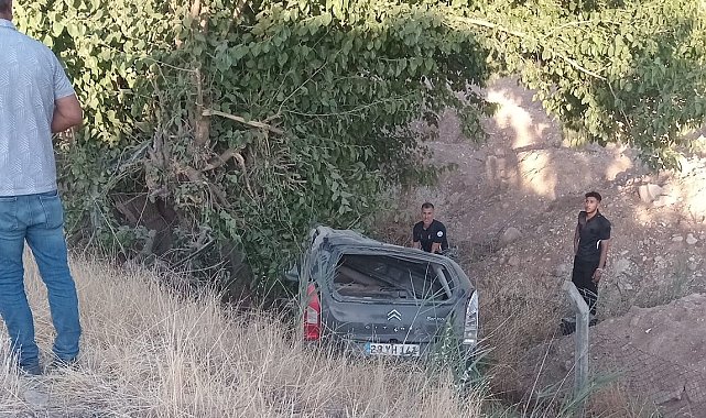 Hafif ticari araç şarampole yuvarlandı: 1 yaralı