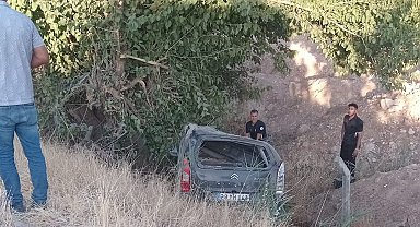 Hafif ticari araç şarampole yuvarlandı: 1 yaralı