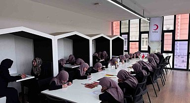 Hafızlık kursu öğrencilerinden Kızılay Gönüllü Merkezine ziyaret