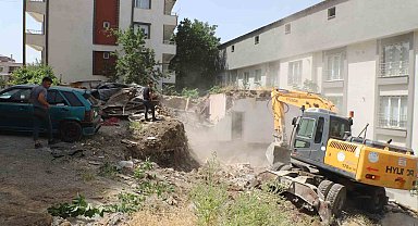 Hakkari Belediyesi metruk evleri yıkılmaya başlandı