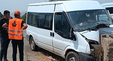 Hakkari'de minibüs duvara çarptı: 4 yaralı