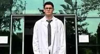 Hastanede kalp krizi geçirerek vefat eden 24 yaşındaki doktor, 8 ay önce trafik kazasında ölen annesinin yanına defnedildi