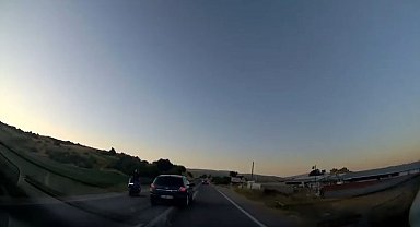 Hatalı sollama yapan otomobil motosikleti ezmekten kıl payı kurtuldu
