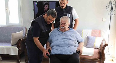 Hatay Büyükşehir Belediyesi'nden 2 engelli vatandaşa tekerlekli sandalye desteği