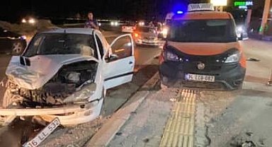 Hatay'da iki otomobil çarpıştı: 2 yaralı