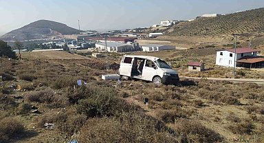 Hatay'da şarampole devrilen minibüsün sürücüsü yaralandı