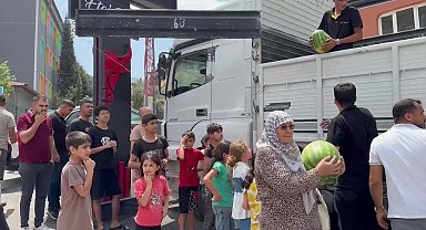 Hayırsever esnaf, 20 ton karpuzu 1 saat içinde vatandaşlara bedava dağıtarak bitirdi
