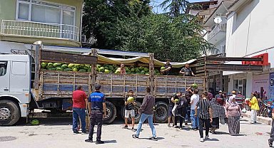 Hayırsever iş adamı vatandaşlara ücretsiz 20 ton karpuz dağıttı