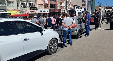 Hem ehliyetsiz hem de aracı plakasız olan motosiklet sürücüsü yayaya çarptı
