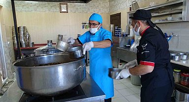 Her gün 600 kişiye sıcak yemek, 60 kişiye ücretsiz berber hizmeti veriliyor