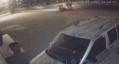 Hırsızların yol kenarında duran çöp konteynerini araca yükleyip çaldığı anlar kamerada