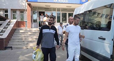 Hırsızlık suçundan 52 yıl hükümlü şahıs saklandığı tuvalette yakalandı: O anlar kamerada