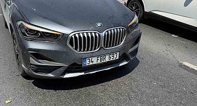 İBB'ye ait kamyonetten düşen çöp torbası 5 aracın kaza yapmasına neden oldu