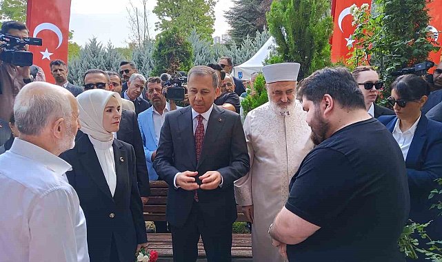 İçişleri Bakanı Yerlikaya ile Aile ve Sosyal Hizmetler Bakanı Göktaş, Karşıyaka Mezarlığı'nda yer alan 15 Temmuz Şehitliğindeki anma törenine katıldı