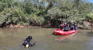 İddia uğruna atladığı Kızılırmak'ta kayıp genci arama çalışmaları sürüyor: Kurbağa adamlar suyun dibini tarıyor