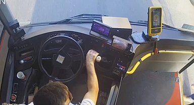 İETT kaptanı hayat kurtardı... Hastalanan yolcuyu acile yetiştirdi