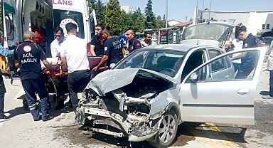 İki otomobil çarpıştı: 4 kişi yaralandı
