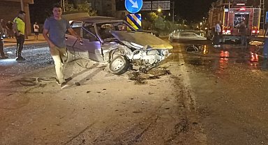 İki otomobil kafa kafaya çarpıştı: 1'i ağır 2 yaralı