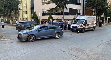 İki otomobil sokak kesişiminde çarpıştı: 1 yaralı