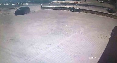 İki otomobilin çarpıştığı kaza kamerada