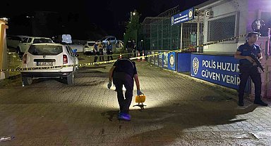 İlçe Emniyet Müdürlüğü önünde silahlı kavga: 2 yaralı