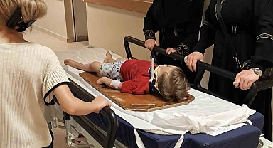 İnegöl'de balkondan düşen 3 yaşındaki çocuk ağır yaralandı