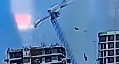 İnşaat alanındaki vincin devrilme anı kamerada