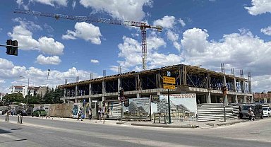 İnşaat iskelesinden düşen usta yaralandı