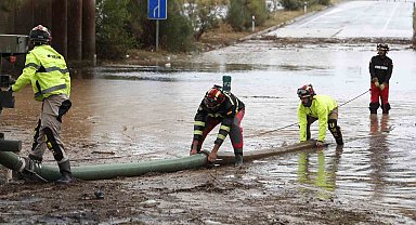 İspanya'da sel: Araçlar yollarda mahsur kaldı