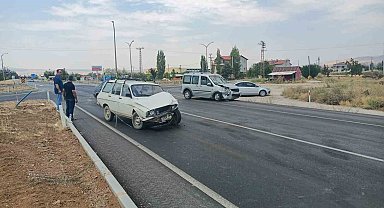 Isparta'da iki otomobil kavşakta çarpıştı: 3 yaralı