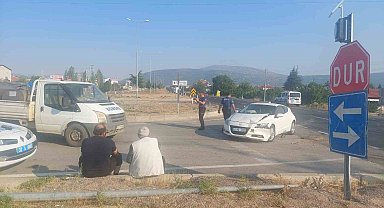 Isparta'da kamyonet ile otomobil çarpıştı: 1 yaralı