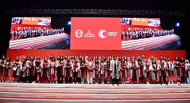 İstanbul Yeni Yüzyıl Üniversitesi'nde mezuniyet coşkusu