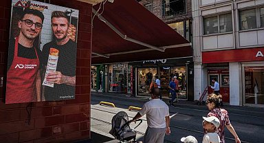 İstanbul'da bir dönercinin ChatGPT ile ürettiği 'ünlü fotoğrafları' gerçeğinden daha çok ilgi gördü, dünya medyasında haber oldu
