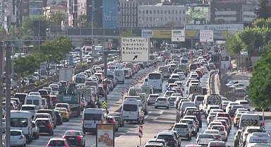 İstanbul'da haftanın ilk mesai gününde trafik yoğunluğu yaşanıyor