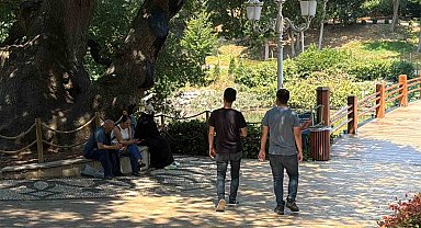 İstanbul'da sıcak havadan bunalan vatandaşlar Bebek sahiline akın etti