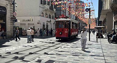 İstiklal Caddesi'nde fren yerine gaza basan sürücü tramvaya çarptı