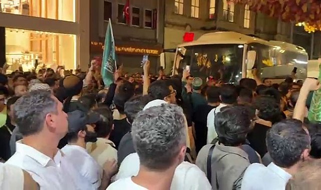 İstiklal Caddesi'nde toplanan grup, Leman dergisini protesto etti
