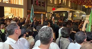 İstiklal Caddesi'nde toplanan grup, Leman dergisini protesto etti