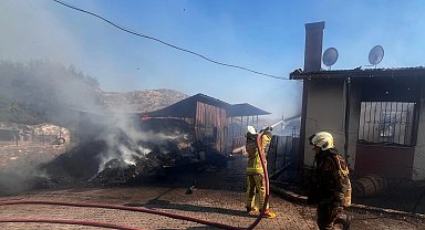 İzmir Bayındır'da ot yangını yerleşimi tehdit etti... 100 kişi tahliye edildi