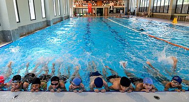 İzmir Bornova'da yazın ritmi yüzme havuzlarında atıyor