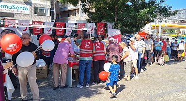 İzmir Buca'da Saadet Partisi 24. yılını vatandaşlara kutladı