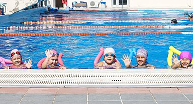 İzmir Narlıdere'de yüzme kursları başladı