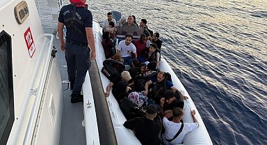 İzmir'de 31 düzensiz göçmen ve 1 kaçakçı yakalandı, 33 göçmen kurtarıldı