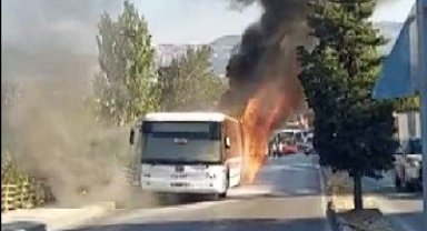 İzmir'de belediye otobüsü alev alev yandı: Yolcular canını zor kurtardı