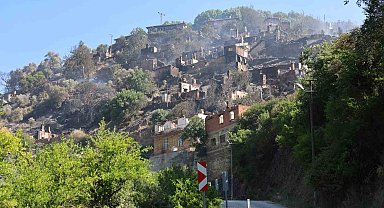İzmir'de boşaltılan Tosunlar Mahallesi yangında harabeye döndü