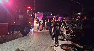 İzmir'de kamyonet otomobille çarpıştı: 2'si ağır 7 yaralı