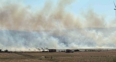 İzmir'de makilik alanda çıkan yangına müdahale devam ediyor